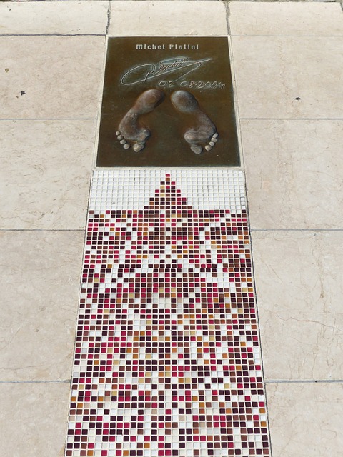 始终如一地 始终如一地